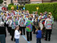 Parade mit bunt gekleideten Menschen