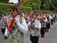 Parade mit bunt gekleideten Menschen