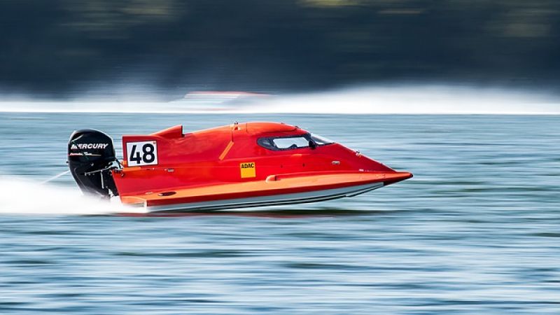 Rotes Speedboot im Wasser