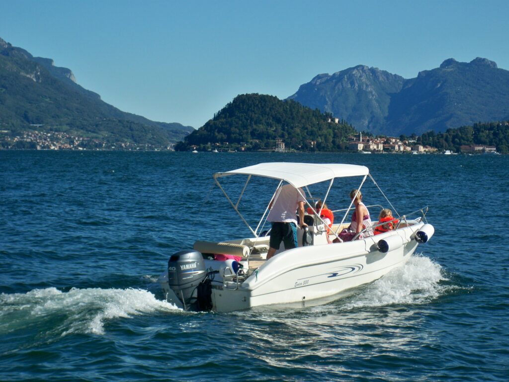 Familie fährt auf Motorboot über den Comer See