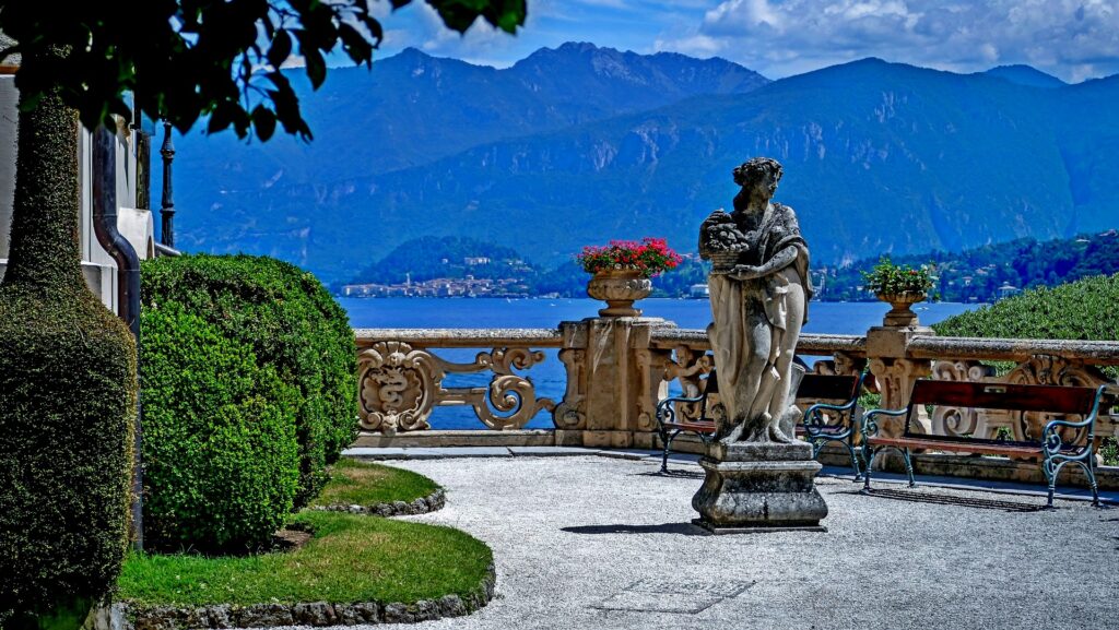 Statue vor dem Comer See und großer Bergkette