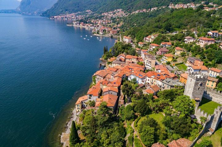 Blick von oben auf den See und drei Dörfer