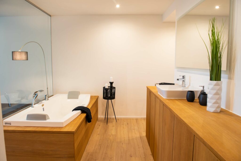 modernes Badezimmer in Holzoptik