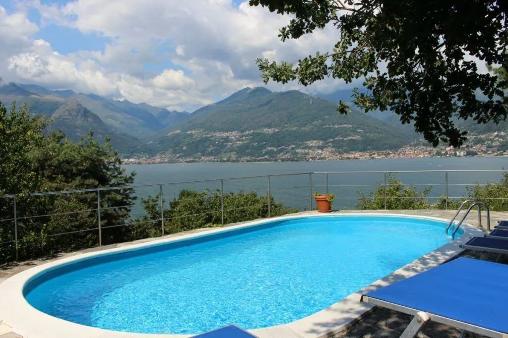 Garten mit Pool einer Ferienunterkunft am Comer See