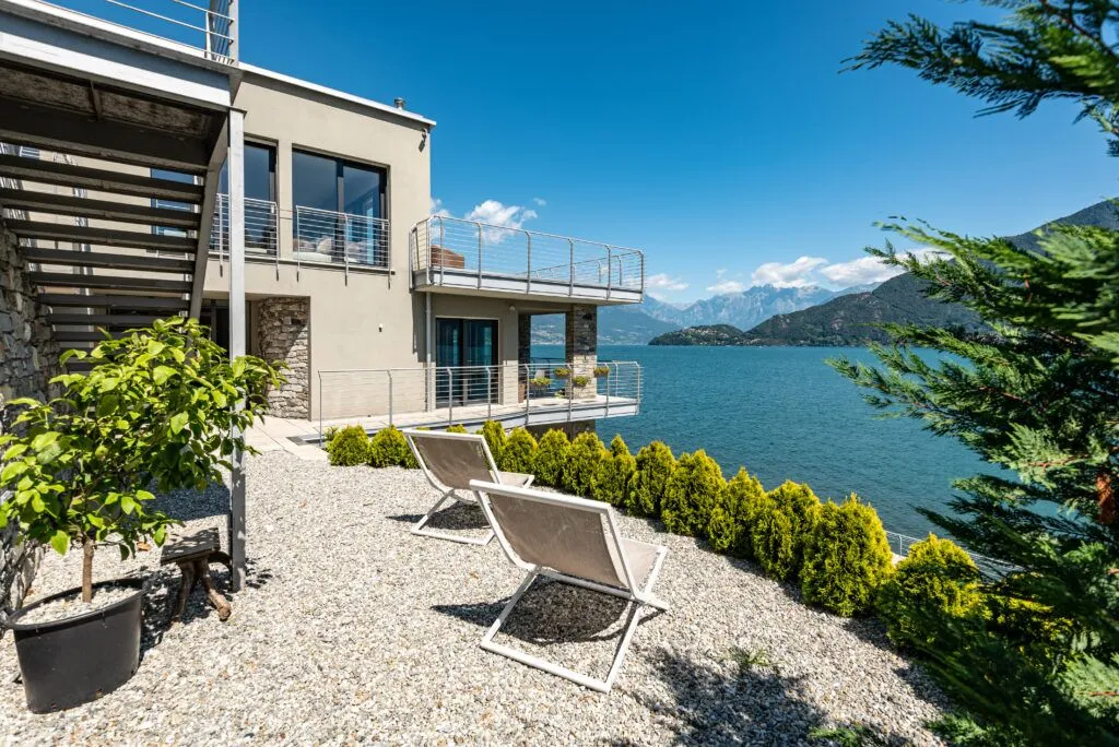 Terrasse einer Ferienunterkunft am Comer See