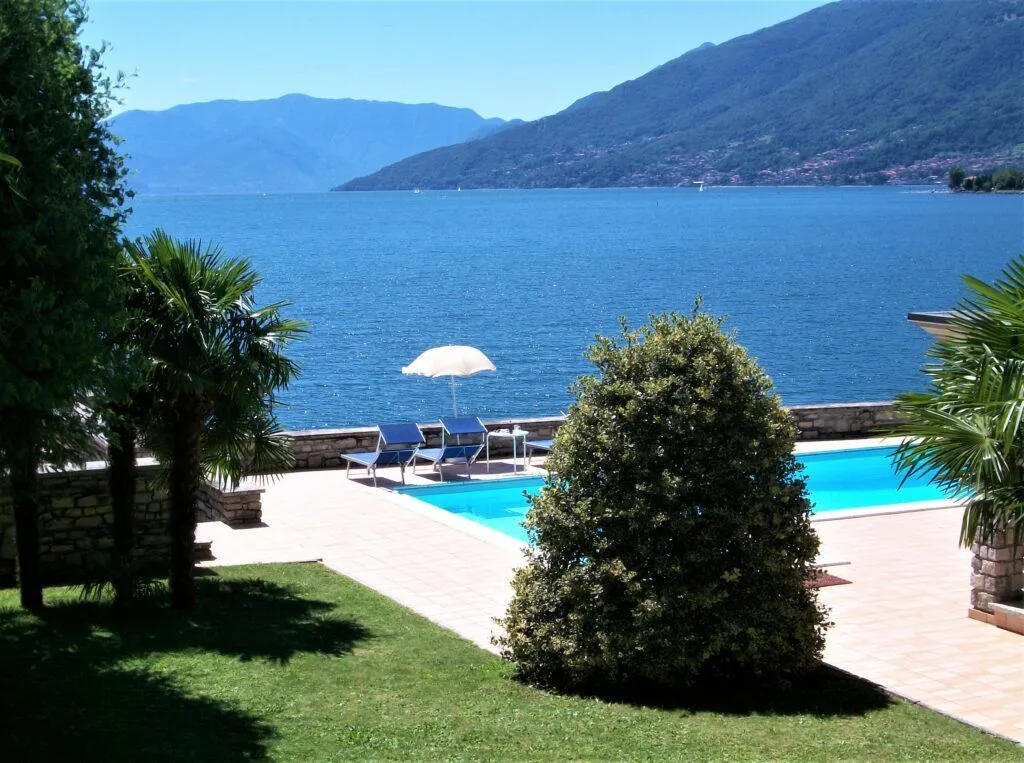 Garten mit Pool einer Ferienunterkunft am Comer See