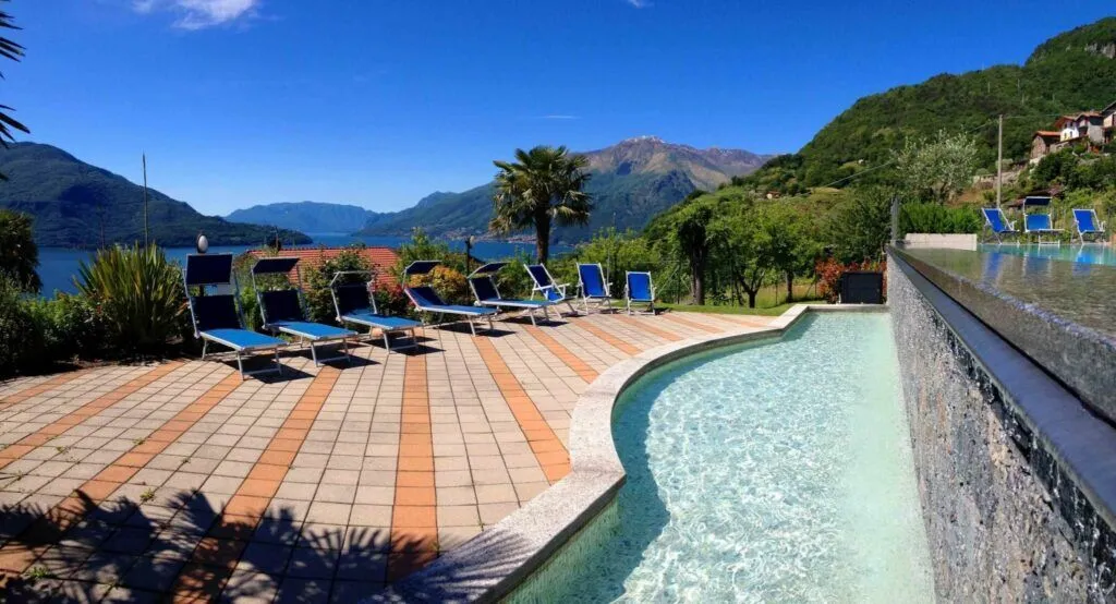 Garten mit Pool einer Ferienunterkunft am Comer See
