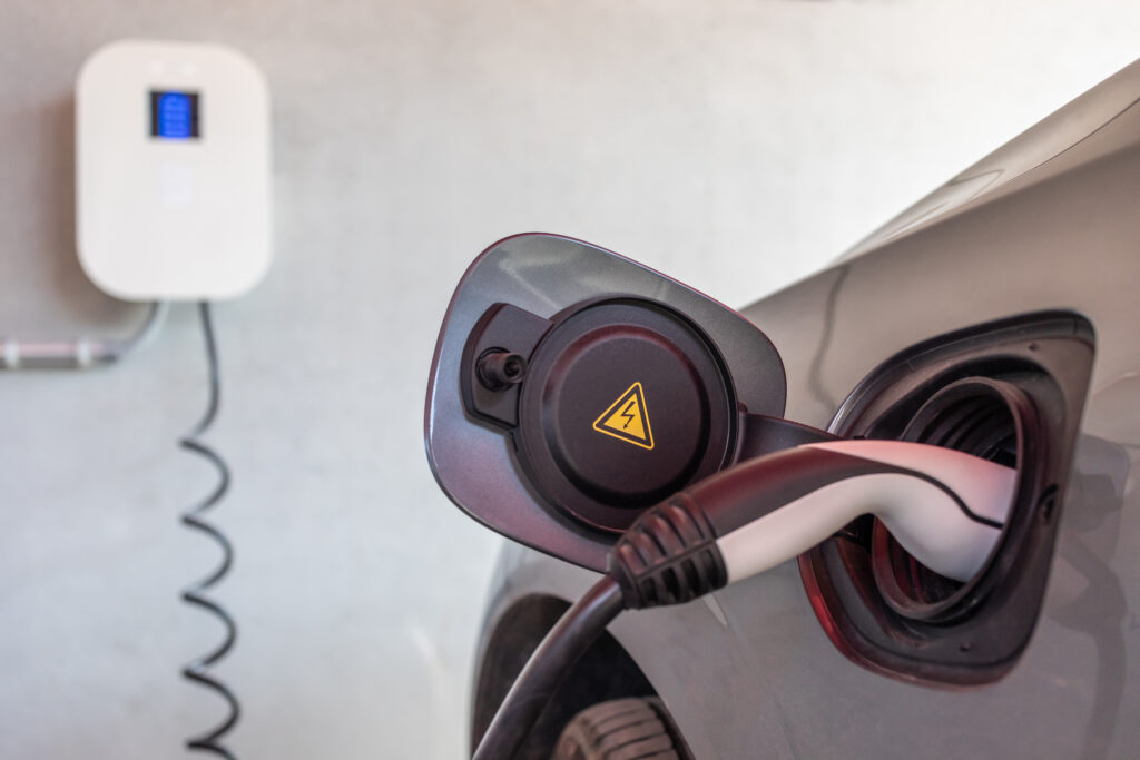 E-Ladestation einer Ferienunterkunft am Comer See