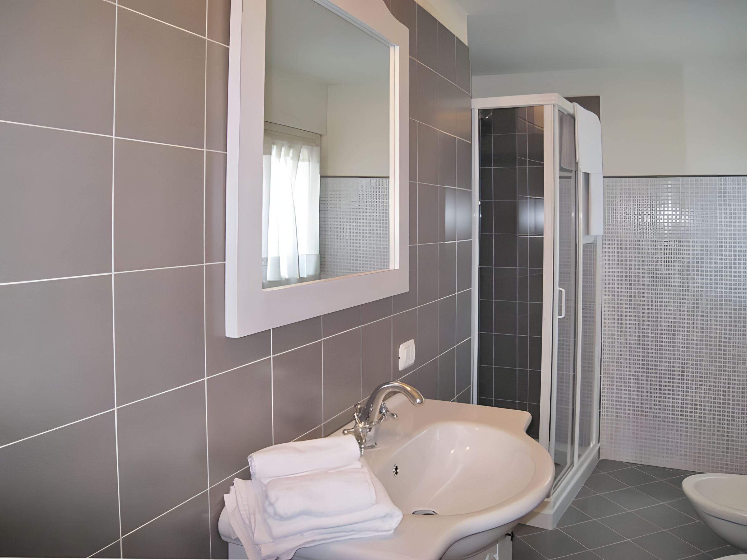 Badezimmer einer Ferienunterkunft am Comer See