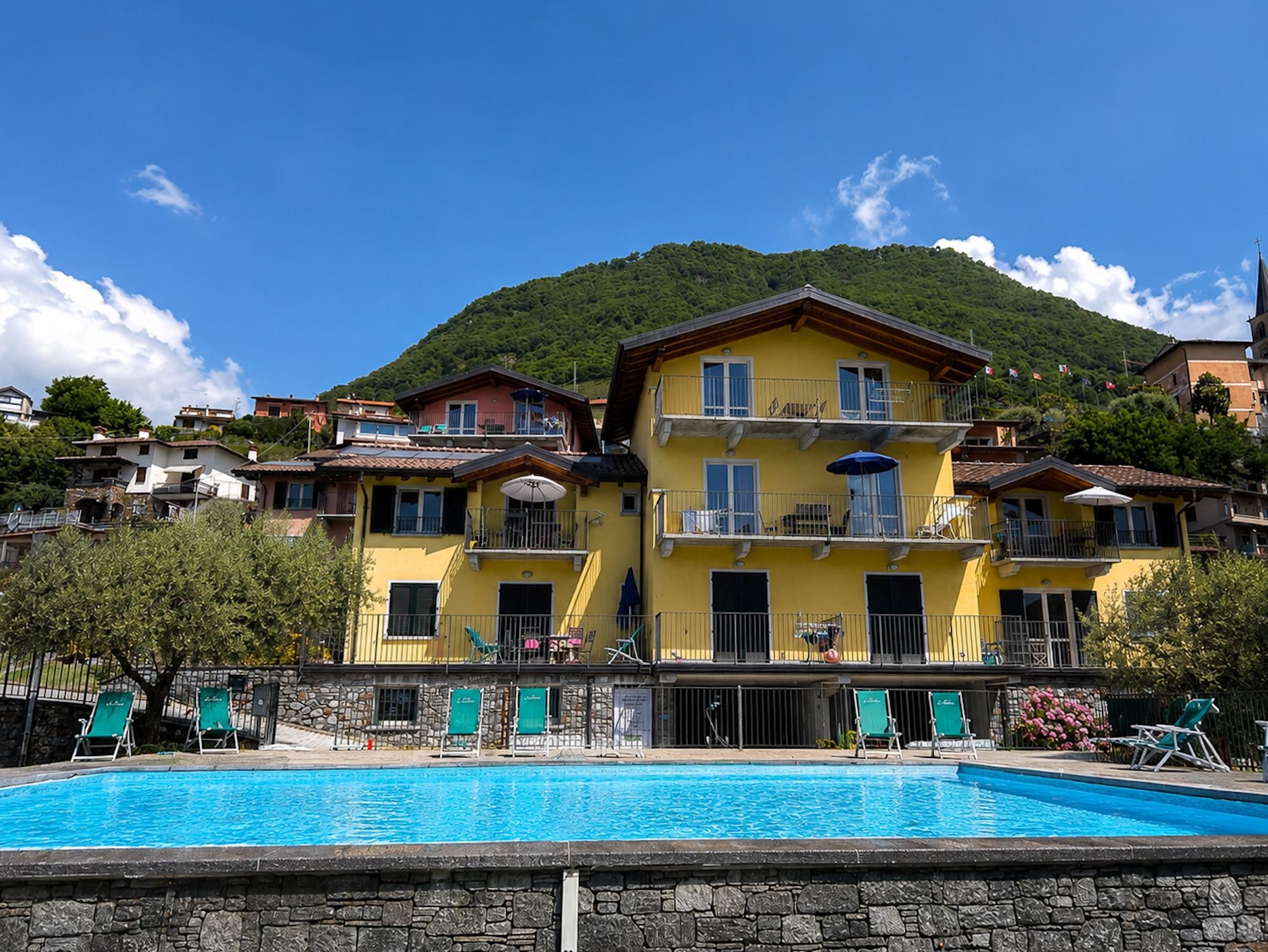 Pool einer Ferienunterkunft am Comer See
