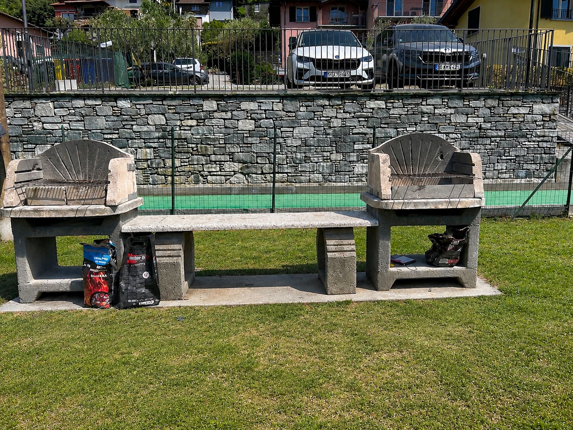 Garten mit Steingrill Ferienunterkunft am Comer See