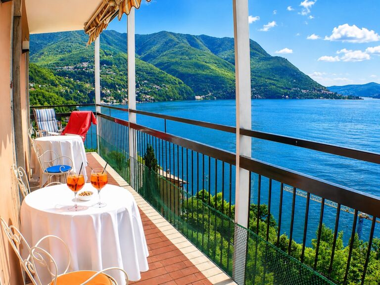 Balkon einer Ferienunterkunft am Comer See