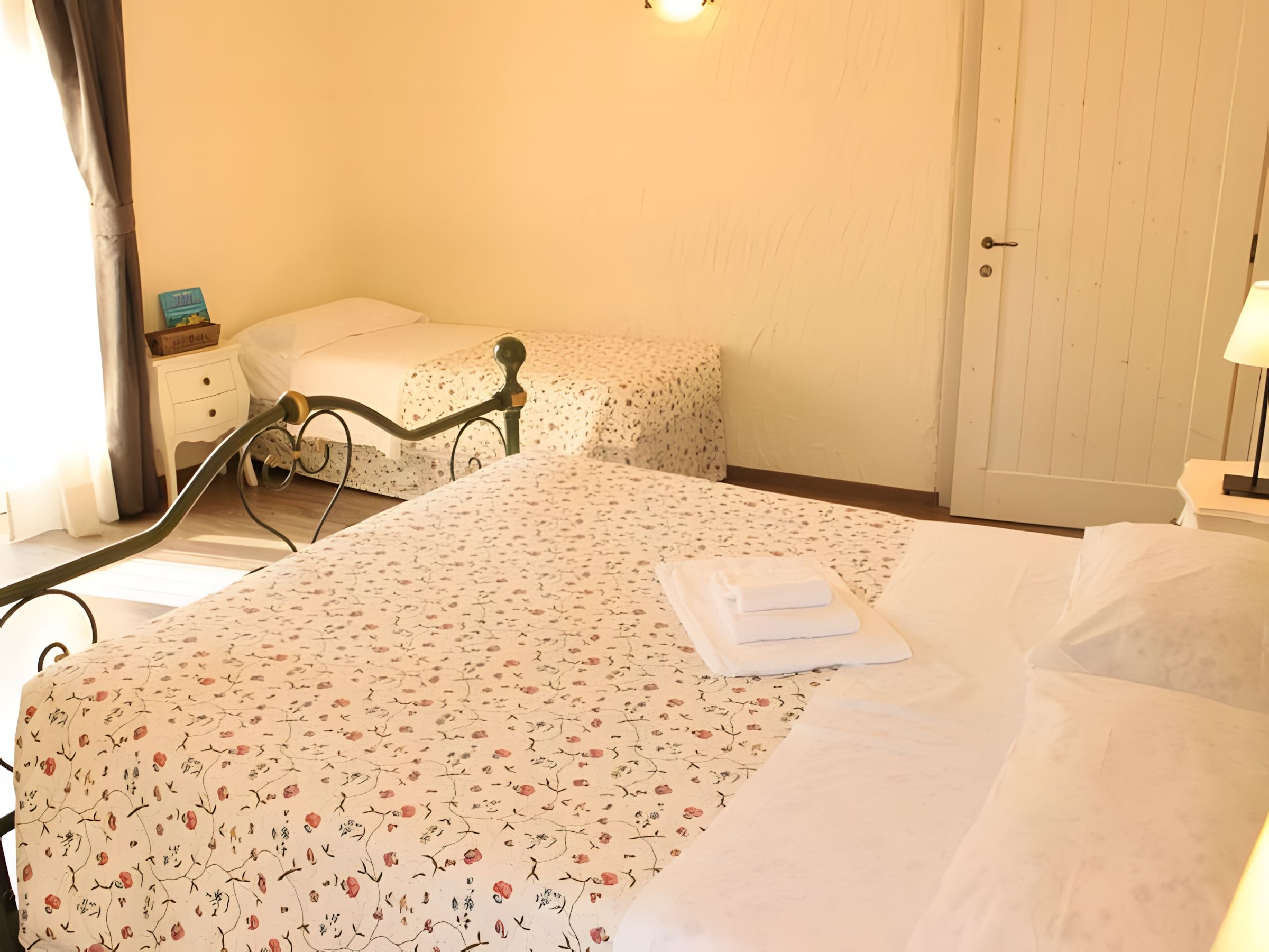 Schlafzimmer einer Ferienunterkunft am Comer See