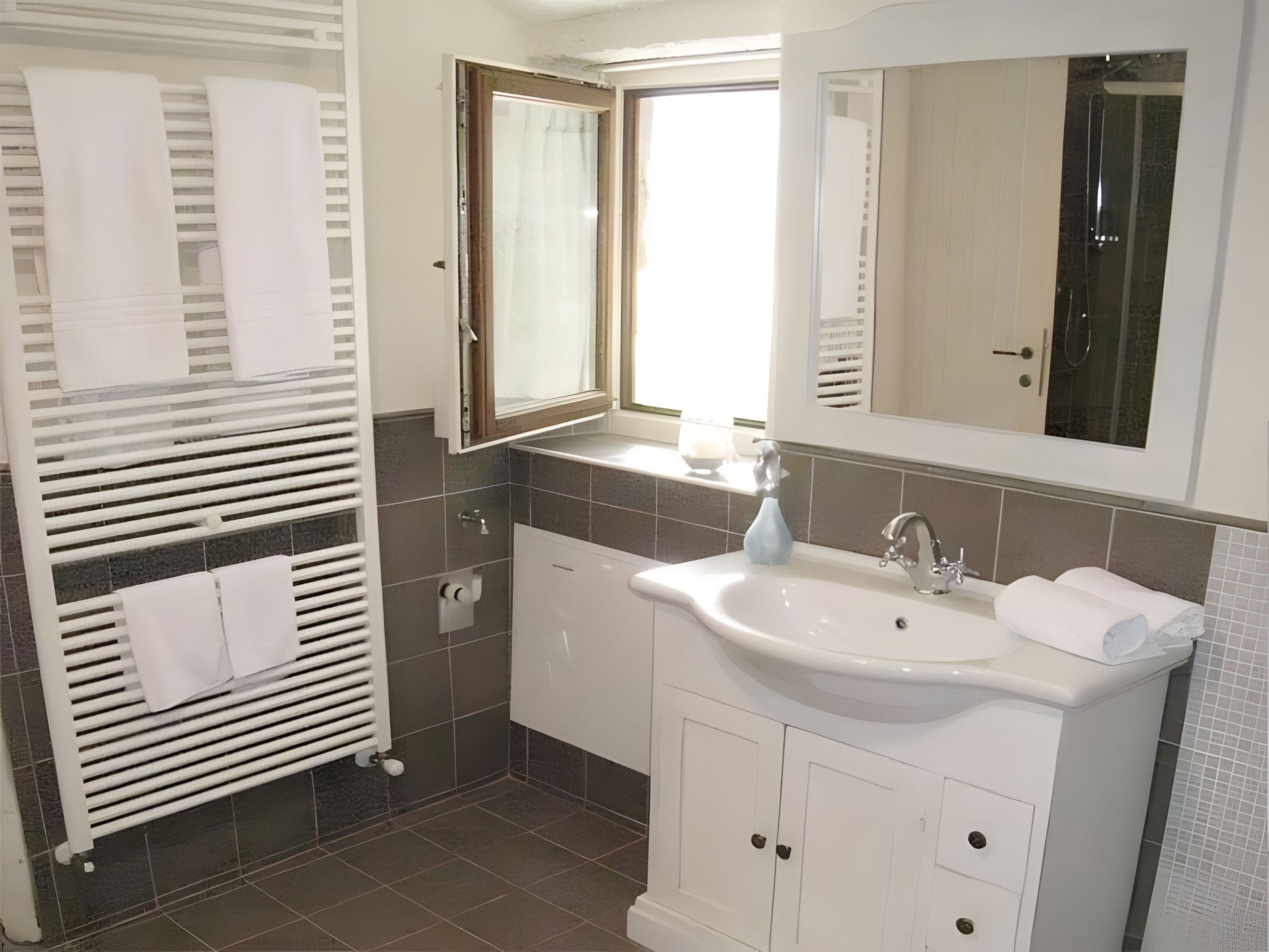 Badezimmer einer Ferienunterkunft am Comer See