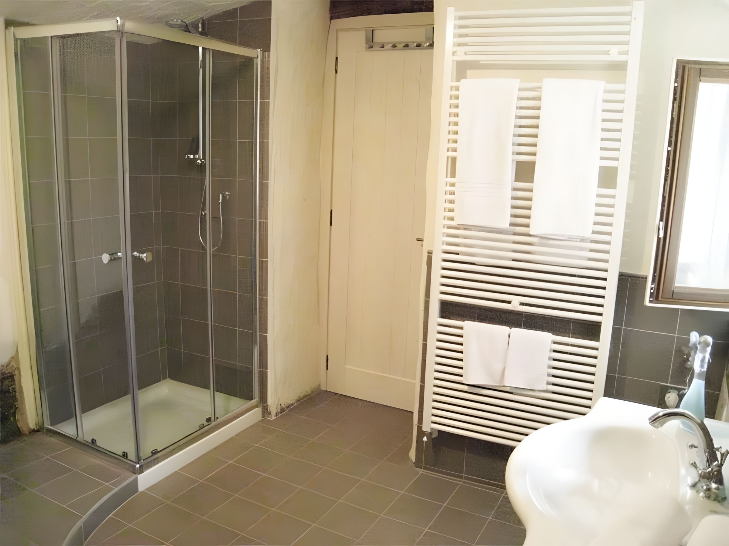 Badezimmer einer Ferienunterkunft am Comer See