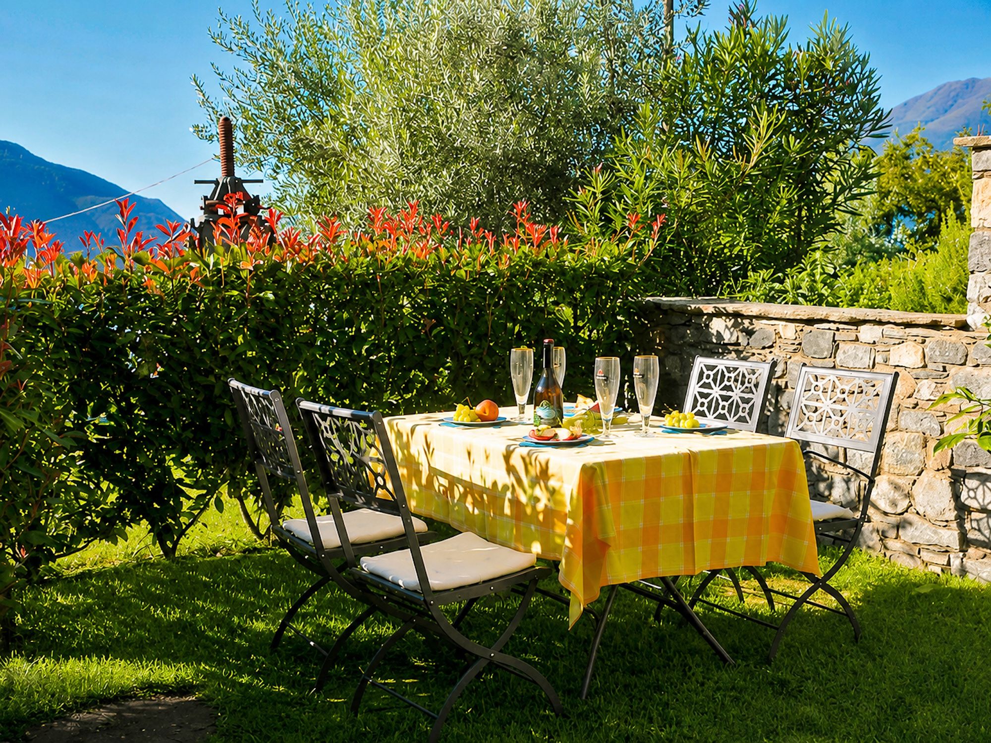 Garten mit gedecktem Tisch einer Ferienunterkunft am Comer See